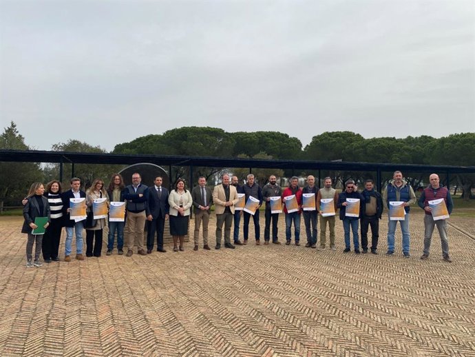 Firma de la Carta Europea de Turismo Sostenible para catorce empresas que operan en Doñana en el centro de visitantes El Acebuche.