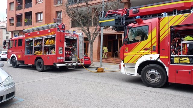 Un incendio en un edificio de Barbastro obliga a confinar a una treintena de personas.