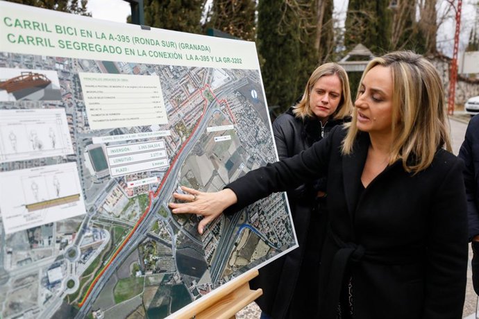 La consejera de Fomento, Articulación del Territorio y Vivienda, Marifrán Carazo,en el nicio de las obras del carril bici en paralelo a la Ronda Sur