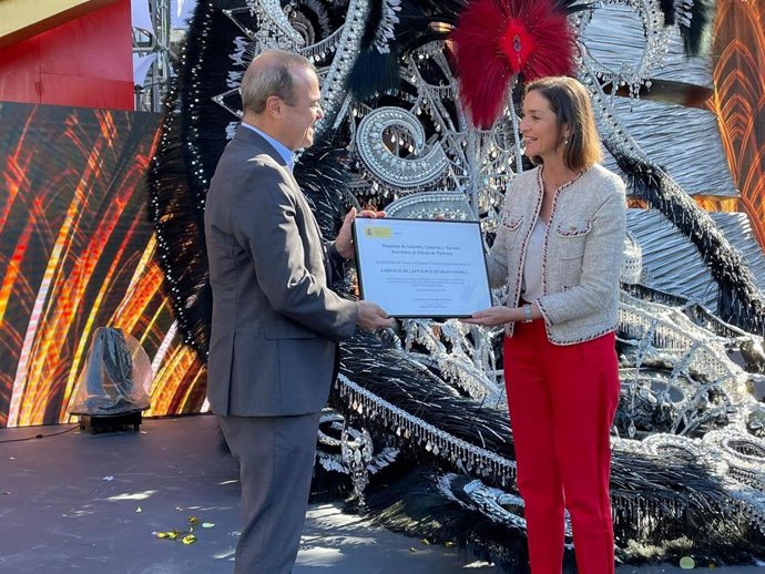 La ministra de Industria, Comercio y Turismo, Reyes Maroto, entrega la declaración de Fiesta de Interés Turístico Internacional al Carnaval de Las Palmas de Gran Canaria al alcalde de la capital, Augusto Hidalgo