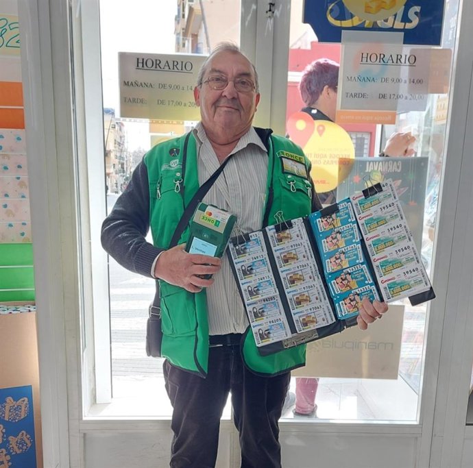 Pedro López, vendedor con discapacidad visual grave desde el pasado mes de abril, ha sido el encargado de repartir la suerte.