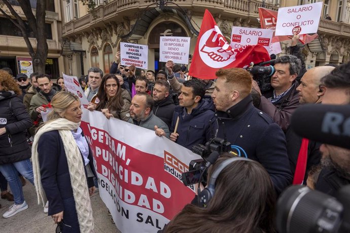 La ministra de Trabajo y Economía Social, Yolanda Díaz, hablando con trabajadores de Ingeteam en Albacete