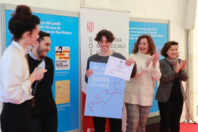 Júlia Mulet, ganadora del certamen de diseño del cartel conmemorativo de los 40 años del Estatut d'Autonomia