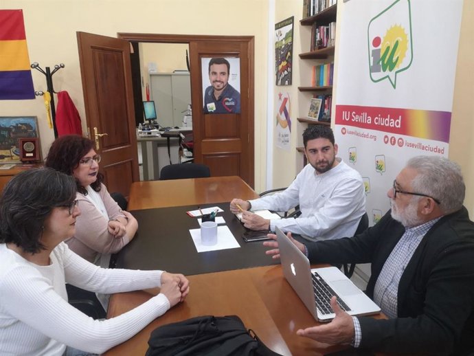 Ismael Sánchez, candidato de IU en la confluencia Podemos-IU para la Alcaldía de Sevilla, segundo por la derecha, con representantes de la plataforma de trabajadores interinos.