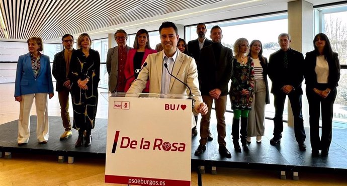 L candidato socialista a la Alcaldía de Burgos, Daniel de la Rosa, acompañado de parte de su lista a las elecciones municipales del 28 de mayo