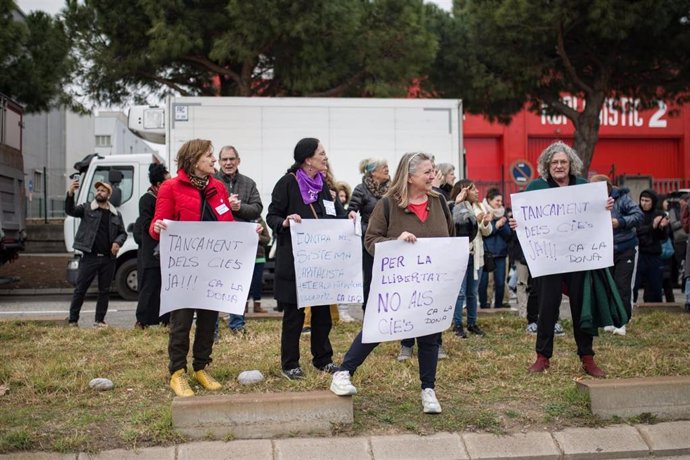 Manifestantes contra la apertura del módulo de mujeres en el Centro de Internamiento de Extranjeros (CIE) de Barcelona
