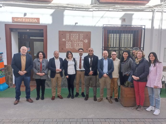 El delegado territorial de la Consejería de Agricultura, Pesca, Agua y Desarrollo Rural de la Junta de Andalucía, Antonio Mena, visita La casa de Baltasar, en Fondón (Almería)