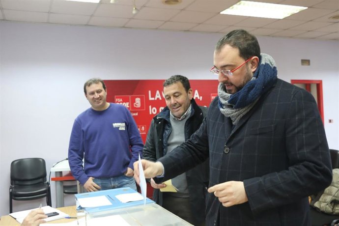 El secretario general de la FSA-PSOE y presidente del Principado, Adrián Barbón, en la asamblea de la agrupación socialista de Laviana.