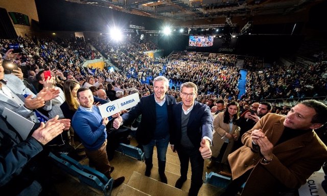 El presidente del Partido Popular, Alberto Núñez Feijóo (d), y el presidente de la Xunta de Galicia, Alfonso Rueda (i), durante al acto de presentación de los candidatos a las elecciones municipales, en Santiago de Compostela