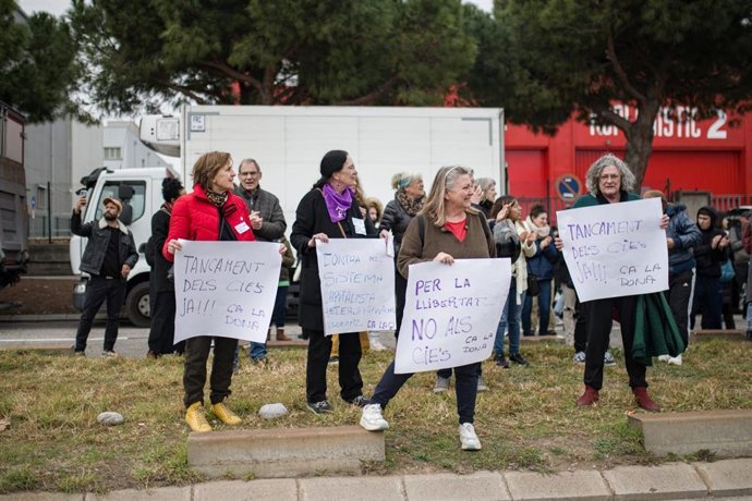 Manifestants contra l'obertura del mdul de dones al Centre d'Internament d'Estrangers (CIE) de Barcelona