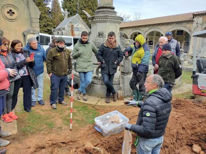 Recuperan los restos de un miliciano en una fosa del cementerio de Galdakao