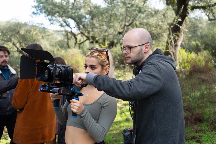 Archivo - Alex Sereno y Celia Kiedis visionando una escena durante el rodaje de 'Folie  Famille'.