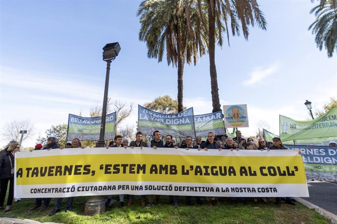 Una concentración en Valncia exige soluciones ante la erosión de "casi un 70% del litoral mediterráneo"