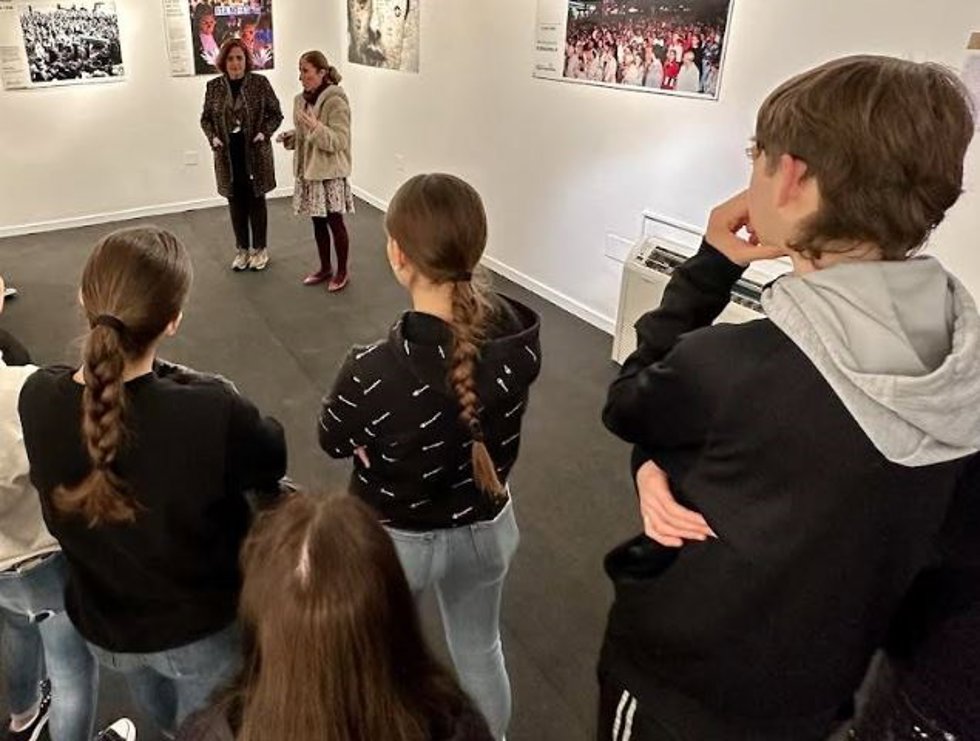 Más de 2.600 personas visitan la exposición 'La voz de las manos blancas' en Fuengirola
