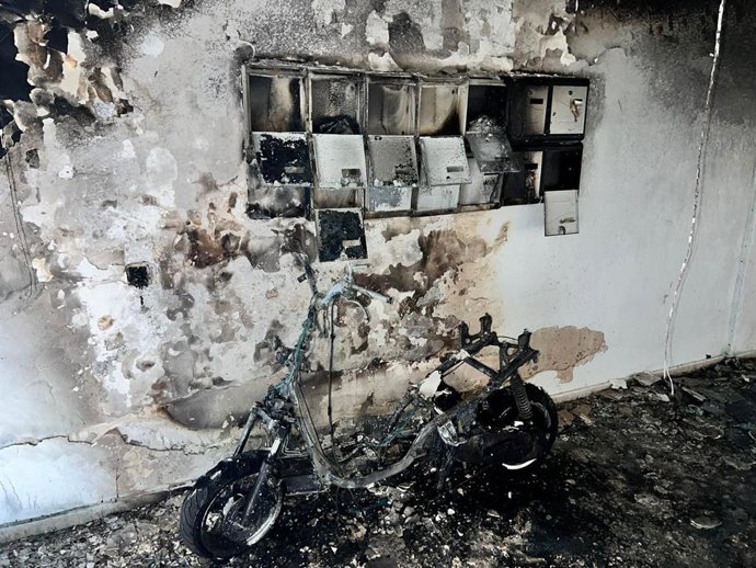El origen del fuego podría estar en una moto aparcada en el soportal del bloque de pisos afectado.