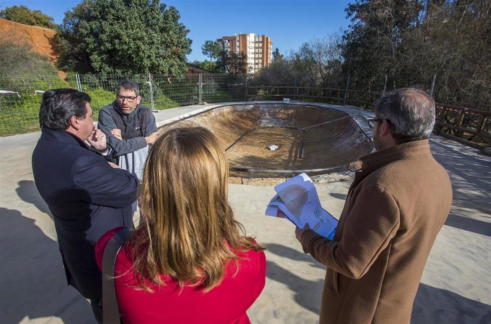 El alcalde de Huelva, Gabriel Cruz, junto a la concejala de Participación Ciudadana y Deportes, María Teresa Flores, y al secretario de Soma Skate Club Huelva, Alejandro Vasallo, ha visitado las obras de ampliación del skatepark del Parque Moret.