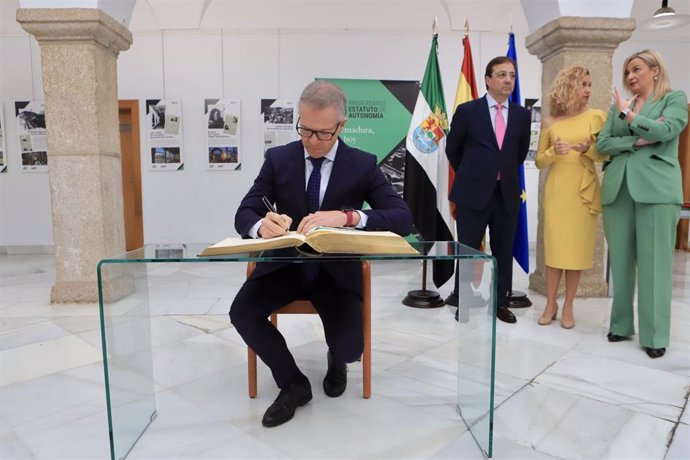 El presidente del Senado, Ander Gil, firma en el libro de honor de la Asamblea de Extremadura.