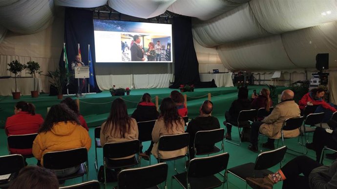 El director general de Turismo de la Junta de Extremadura, Fransico Martín, presenta en la FIO el proyecto 'Extremavida'.