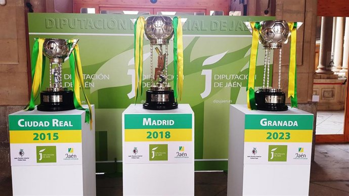 La exposición de las tres Copas de España logradas por el Jaén Paraíso Interior se podrá ver hasta el 12 de marzo