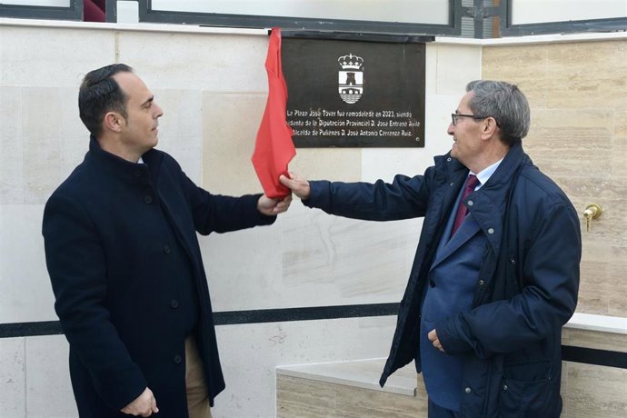De izquierda a derecha, el alcalde de Pulianas, José Antonio Carranza, y el presidente de la Diputación de Granada, José Entrena.