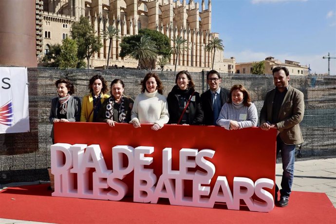 La presidenta Francina Armengol, acompañada de otros miembros del Govern, en su recorrido por las paradas del mercado del Día de Baleares, coincidiendo con su inauguración