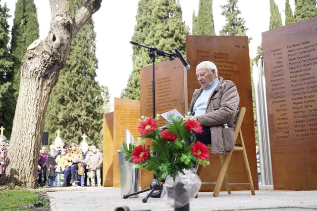 El presidente de La Barraca, Ricardo Blanco, interviene durante la inauguración del memorial 