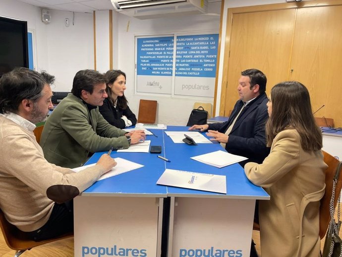 El candidato del PP a la Alcaldía, Agustín González, en un encuentro con la Unión de Autónomos de Jaén