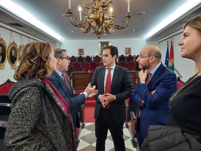 El consejero de Justicia, José Antonio Nieto, reunido con abogados de Granada en una foto de archivo