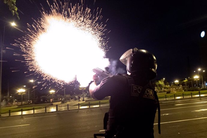 Archivo - Policía antidisturbios lanza gas lacrimógeno contra los manifestantes en Perú