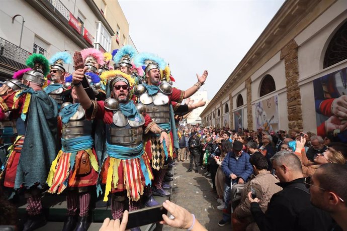 El coro de los niños 'Aquí no se rinde nadie' durante el carrusel de coros en el Mercado de Abastos de Cádiz. 