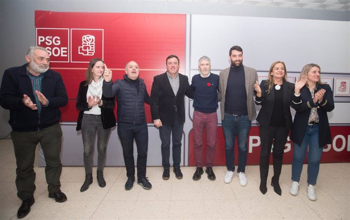 O ministro do Interior, Fernando Grande-Marlaska e o secretario xeral do PSdeG, Valentín González Formoso, apoian ao candidato socialista á Alcaldía da Estrada (Pontevedra), Luís López Bo.