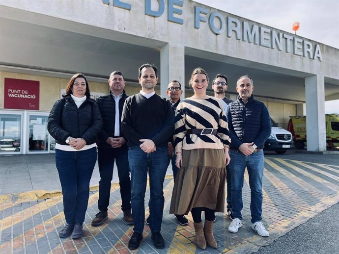 La presidenta del PP de Baleares, Marga Prohens, con miembros de los 'populares' de Formentera y de la coalición Sa Unió, en el Hospital de Formentera