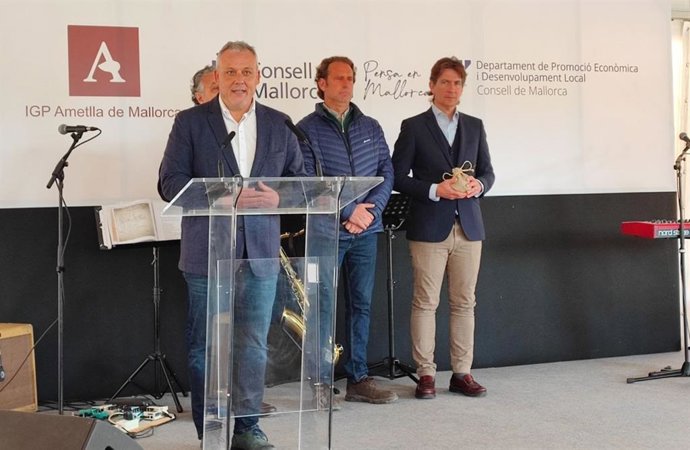 El conseller insular Jaume Alzamora entrega el premio Flor d'Ametller a la Federación de Ciclismo