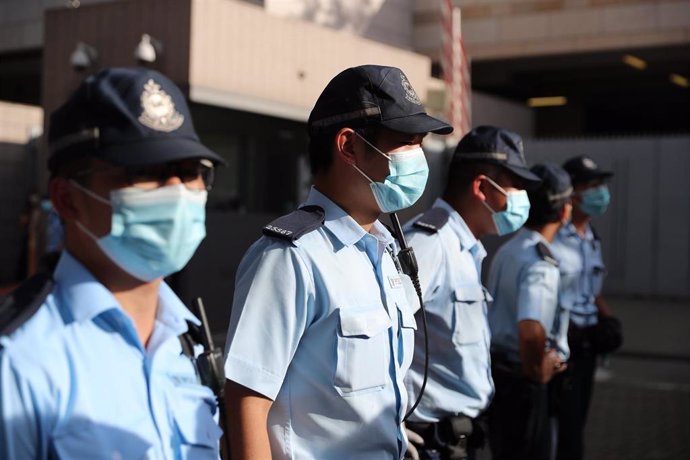 Archivo - Agentes de la Policía de Hong Kong con mascarillas