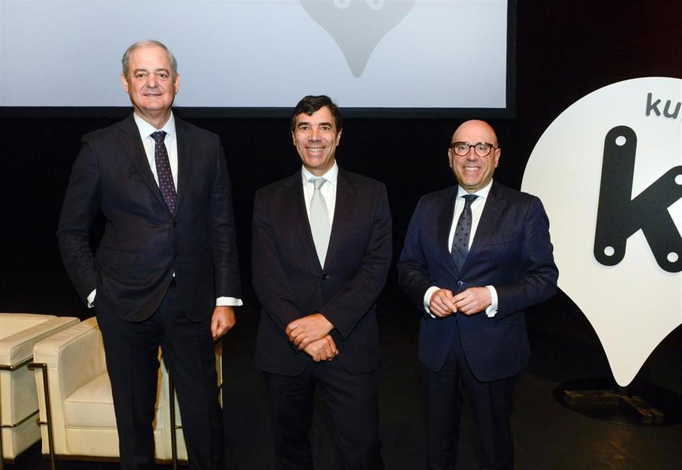 Javier García Lurueña, consejero delegado de Kutxabank y presidente de Cajasur, Antón Arriola, presidente de Kutxabank, y Joseba Barrena, consejero Delegado de Cajasur.
