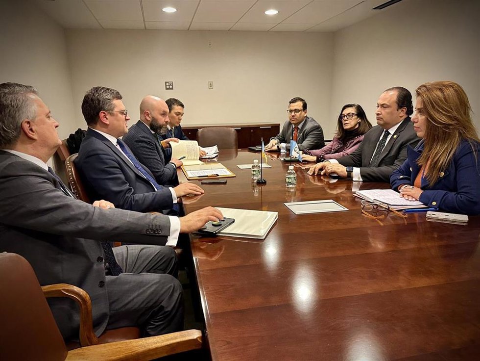 El ministro de Exteriores de Ucrania, Dimitro Kuleba (I) y su homólogo guatemalteco, Mario Bucaro (D)