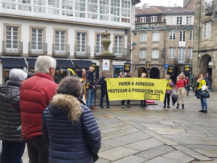 Concentración de Amnistía Internacional en Santiago con motivo del primer aniversario de la guerra de Ucrania