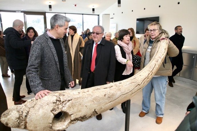 Pablo Zuloaga visita el Centro de Arte Rupestre de Puente Viesgo