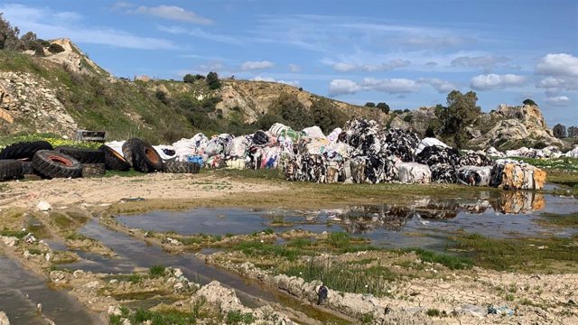 Vertedero ilegal de restos textiles en Algeciras