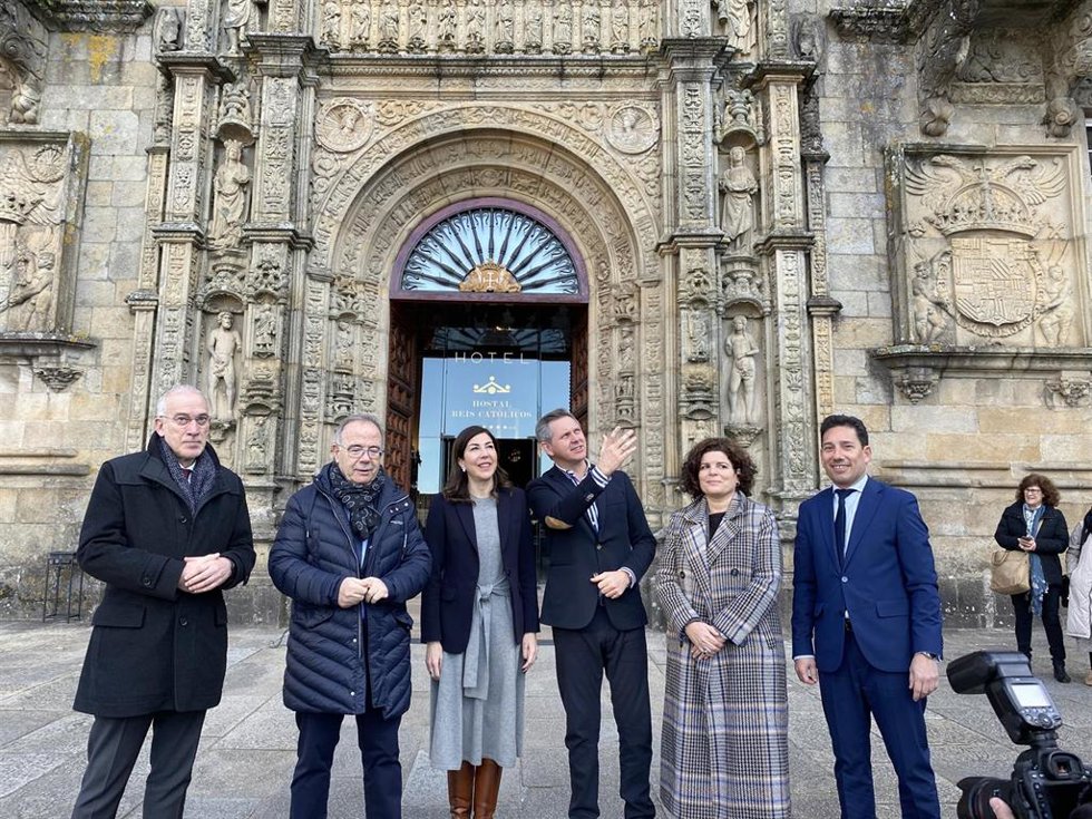 El delegado del Gobierno en Galicia, José Miñones, frente al Parador Hostal dos Reis Católicos de Santiago.
