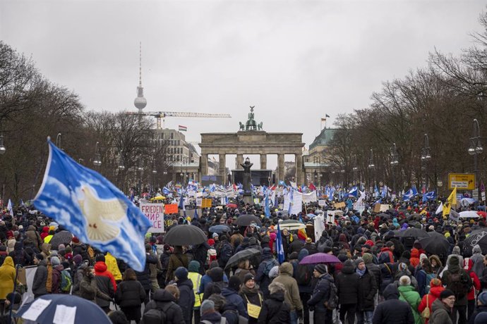 Manifestación a favor de la paz y la negociación en Ucrania en Berlín