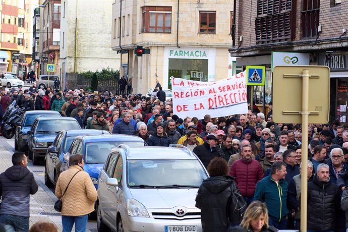 Centenares de trabajadores de la empresa Aspla sostienen pancartas durante una manifestación