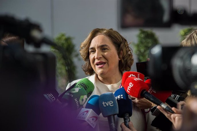 La alcaldesa de Barcelona, Ada Colau, en declaraciones a los periodistas en la inauguración del salón del audiovisual Integrated Systems Europe (ISE).