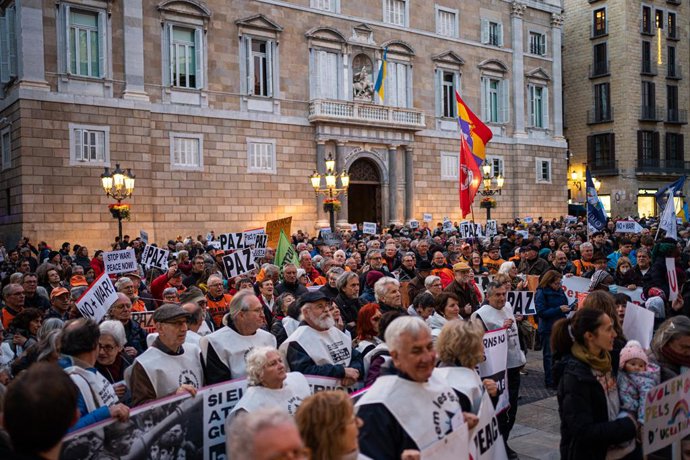 Milers de persones és manifesten en suport a Ucrana i per demanar la pau, a 25 de febrer de 2023, a Barcelona, Catalunya (Espanya). 