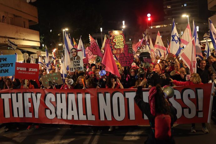 Pancarta con el lema "No pasarán" en una manifestación contra Benjamin Netanyahu en Tel Aviv