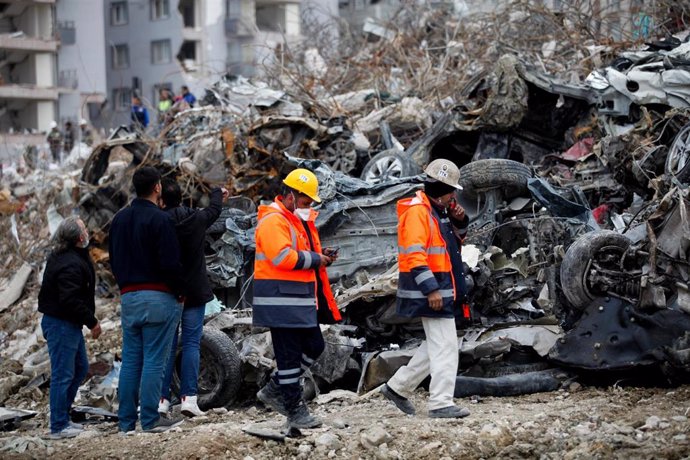 La policía y los equipos de respuesta a emergencias trabajan en la recuperación de los cadáveres y el desescombro en la ciudad turca de Antakya, en la provincia de Hatay