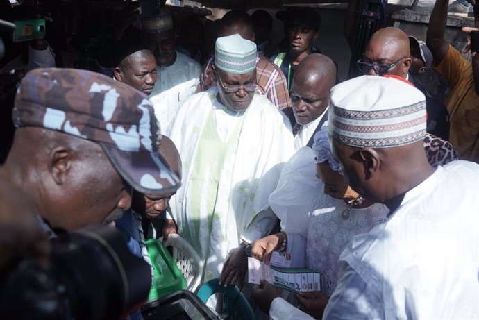 Atiku Abubakar (C, delante), candidato presidencial del Partido Democrático de los Pueblos, deposita su voto en un colegio electoral de Yola, capital del estado nigeriano de Adamawa, el 25 de febrero de 2023. Las elecciones presidenciales y parlamentari