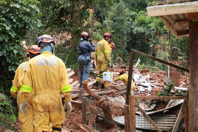 Servicios de rescate en la localidad brasileña de San Sebastián