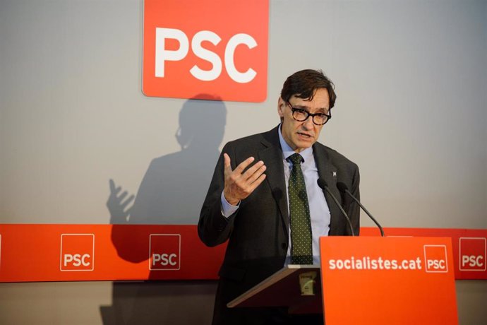 El primer secretario del PSC, Salvador Illa, interviene en el acto de presentación de la alcaldable de Terrassa, Eva Candela, en la sede del PSC, a 22 de febrero de 2023, en Terrassa, Barcelona