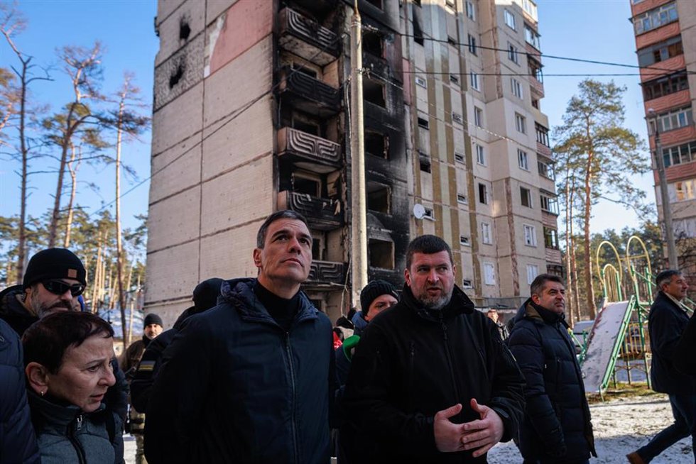 El presidente del Gobierno de España, Pedro Sánchez (2i), y el alcalde de Irpín, Oleksandr Markushin (2d), durante una visita a Irpín, a 23 de febrero de 2023, en Irpin (Ucrania)